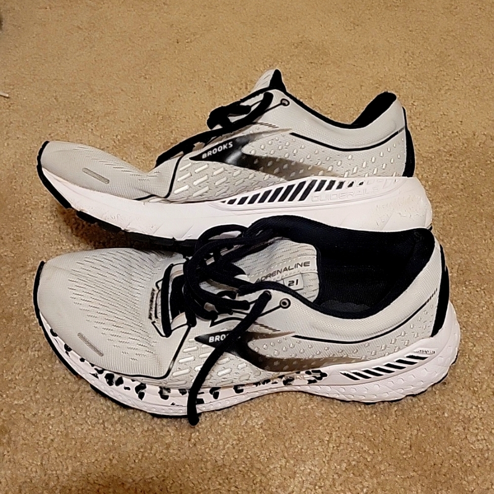 Moderatly worn Brooks Adrenaline 21 size 8.5